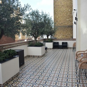 Sin obras ni taladros: acaba de llegar a Lidl un toldo extensible perfecto para protegernos del sol en la terraza o el balcón 