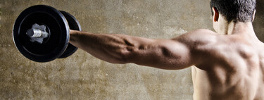 Aumenta tu masa muscular con estos 11 ejercicios usando solo una mancuerna 