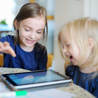 Compra un viaje a Disneyland Paris utilizando el teléfono móvil de su padre mientras dormía