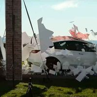 Elon Musk dijo en enero que sus robotaxis estarían llevando pasajeros este junio. Uno sin conductor se acaba de comer una pared con una carretera pintada