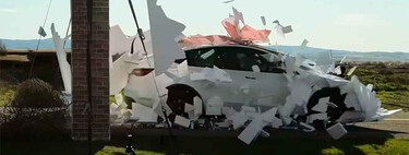 Elon Musk dijo en enero que sus robotaxis estarían llevando pasajeros este junio. Uno sin conductor se acaba de comer una pared con una carretera pintada