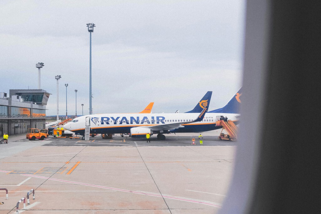 La Justicia permite a las aerolíneas lo que España quiere multar. Y quien sale ganando es Ryanair 