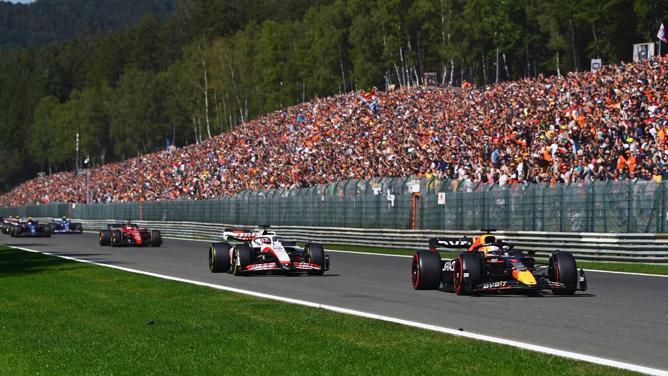 Max Verstappen remonta sin sudar en Spa, Carlos Sainz pisa podio y Lewis Hamilton choca a Fernando Alonso
