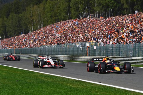 Max Verstappen remonta sin sudar en Spa, Carlos Sainz pisa podio y Lewis Hamilton choca a Fernando Alonso
