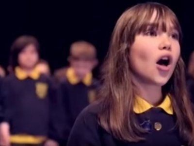 La versión de 'Aleluya' de una niña de 10 años con autismo que te pondrá los pelos de punta