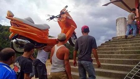 Con la moto a cuestas... literalmente
