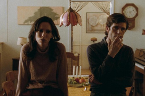 Un director de culto y dos actores excelentes se juntan en una película que logra algo inaudito: que prefieras estar escuchando un podcast 