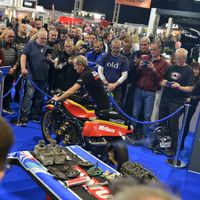 ¡Purasangres de dos tiempos! Así de bestias suenan las motos de Barry Sheene restauradas por Suzuki