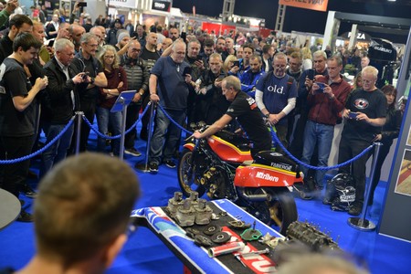 ¡Purasangres de dos tiempos! Así de bestias suenan las motos de Barry Sheene restauradas por Suzuki