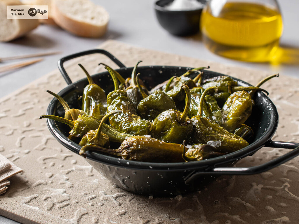 Pimientos de Padrón en freidora de aire o cómo hacer la receta del clásico aperitivo con el mínimo de grasa