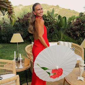 Nuevo en Zara: el vestido de invitada ideal color cereza perfecto para una boda de tarde por menos de 40 euros