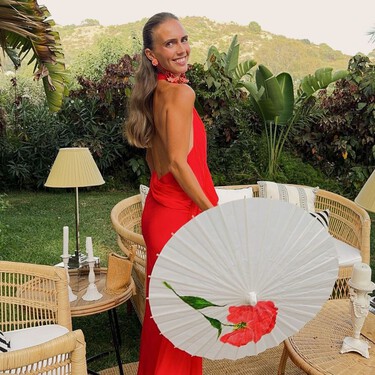 Nuevo en Zara: el vestido de invitada ideal color cereza perfecto para una boda de tarde por menos de 40 euros