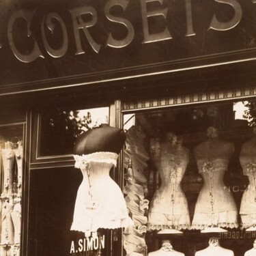 Cuando la moda podía ser mortal: siete tendencias absurdamente peligrosas del pasado