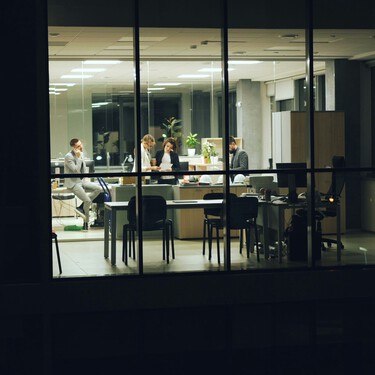 Mientras España busca acortar la jornada laboral, las startups en Silicon Valley triunfan con las semanas de 72 horas y el método '9-9-6'