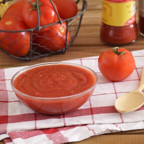 Passata di pomodoro: receta casera del puré de tomate italiano, en qué se diferencia del triturado y cómo usarla