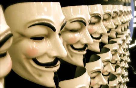 Ironías de la vida: un juez británico prohíbe a un supuesto miembro de Anonymous usar su nombre real en Internet