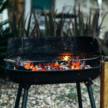 El spray que deja la parrilla de la barbacoa como nueva en una sola pasada para que no nos dé pereza limpiarla