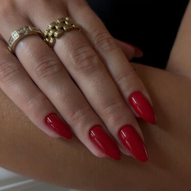 Adiós a las uñas blancas y azules: las manicuras más elegantes del otoño se llevan en estos colores