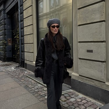 Así es el bolso tipo bombonera más bonito en color vino tinto que llevaremos día y noche 
