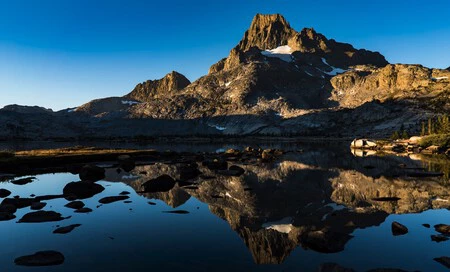 カリフォルニアのマンモス山脈と湖。