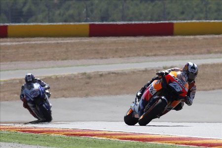 Pedrosa deja atrás a Lorenzo