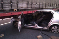 Hay gente con mucha suerte (XCIX): arrastrado casi 100 metros bajo un camión