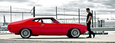 El espectacular garaje de Eric Bana: el actor que dio vida a ‘Hulk’ tiene un muscle car legendario, Porsche clásicos y una Ducati de coleccionista