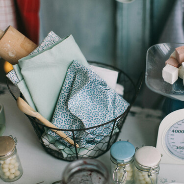 Adiós a los paños de cocina llenos de gérmenes: la sencilla forma de limpiarlos mientras preparas la cena 
