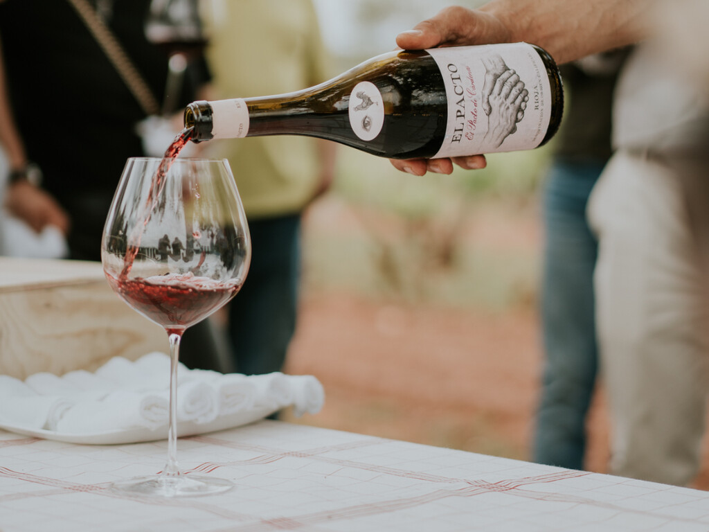Cómo "un tinto con poco color" ha conquistado a Tim Atkin: el vino de Rioja al que le ha dado 95 puntos y puedes tener por menos de 20 euros 
