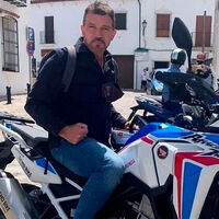 Antonio Banderas es un friki de las motos. Tiene un garaje de ensueño que incluye una Honda Africa Twin, y hasta tuvo un equipo en MotoGP