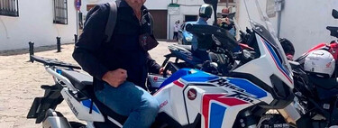 Antonio Banderas es un friki de las motos. Tiene un garaje de ensueño que incluye una Honda Africa Twin, y hasta tuvo un equipo en MotoGP