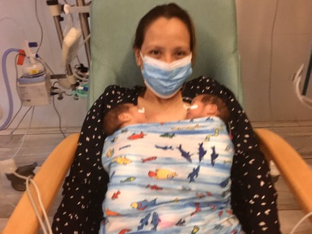 Una madre tiene a sus gemelas mientras estaba sedada en la UCI por el Covid-19 y al despertar no recuerda que estaba embarazada