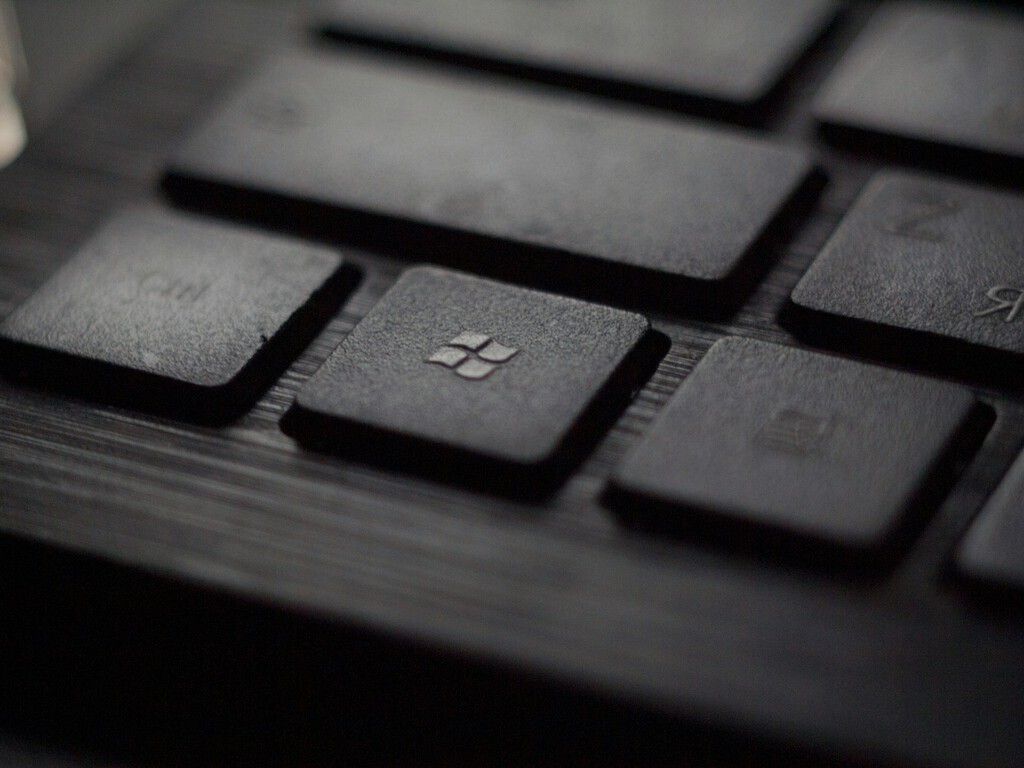 Windows 10 se despide este año, pero sus actualizaciones siguen rompiendo funciones: buscar 'emojis' ahora será más difícil 