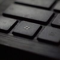 Windows 10 se despide este año, pero sus actualizaciones siguen rompiendo funciones: buscar 'emojis' ahora será más difícil 