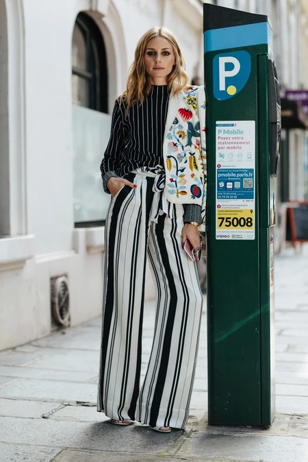 Combinar prendas estampadas en época de otoño es un arte que puedes poner en práctica