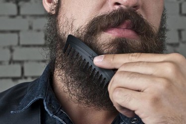 Si quieres ser hipster de verdad, mésate la barba con estos peines hechos de viejos discos de vinilo