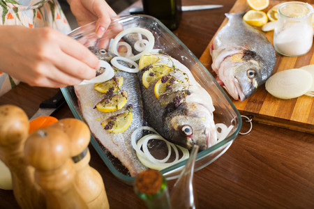 Pescado en el embarazo: las especies con alto contenido en mercurio que debes evitar (y cuáles elegir)