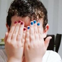 "Pintarse las uñas no es cosa de niñas”: el mensaje de las redes sociales para un niño que ridiculizan en el colegio por hacerlo