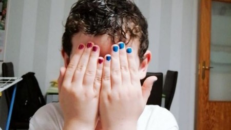 "Pintarse las uñas no es cosa de niñas”: el mensaje de las redes sociales para un niño que ridiculizan en el colegio por hacerlo