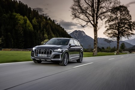 Los Audi SQ7 y SQ8 se vuelven unos SUV aún más potentes con el motor 4.0 V8 de gasolina de 507 CV (y más baratos que los diésel)