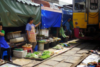 El mercado atravesado por las vías del tren de Mae Klong, Tailandia