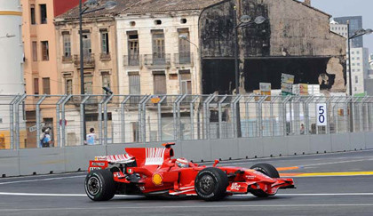 Raikkonen por delante de Fernando Alonso