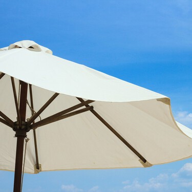 Carrefour deja por 10 euros menos el parasol que convertirá nuestro jardín en un resort de lujo y además es orientable