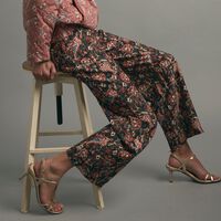 Cortefiel inicia su Venta Flash con rebajas de hasta el 75% en pantalones estampados ideales para esta primavera 