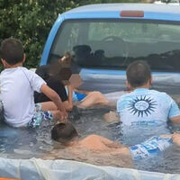 ¿Qué podría salir mal? Convierte su pick-up en una alberca móvil y circula con niños nadando a bordo