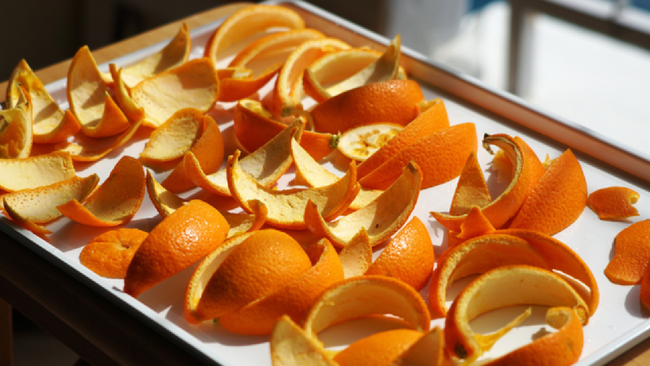 Cáscaras de mandarina al sol