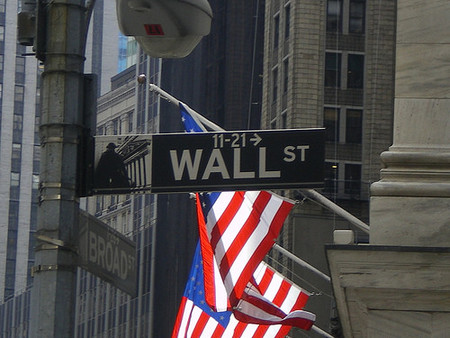 Banqueros de Wall Street admiten errores por crisis financiera
