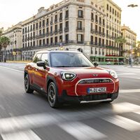 Probamos el MINI Aceman, un crossover eléctrico con mucha personalidad y 400 km de autonomía que se mueve como pez en el agua por la ciudad
