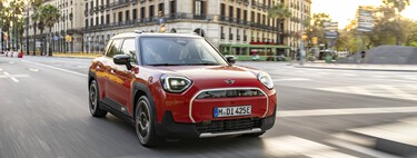 Probamos el MINI Aceman, un crossover eléctrico con mucha personalidad y 400 km de autonomía que se mueve como pez en el agua por la ciudad