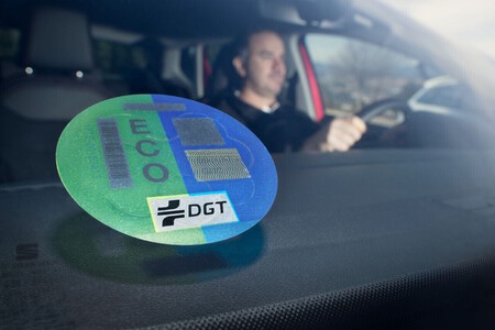 Coche etiqueta ECO de la DGT